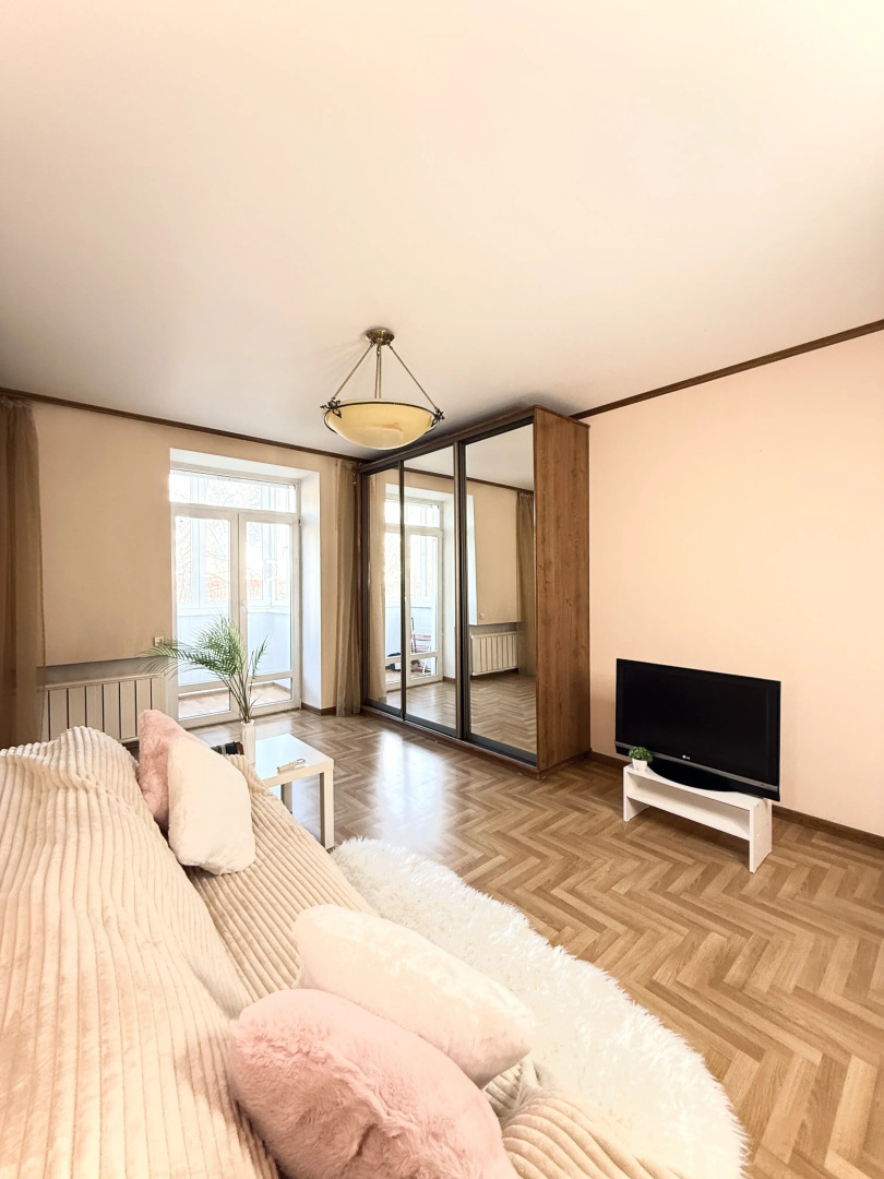 Квартира Уютная Двухкомнатная с Балконом в Центре Города