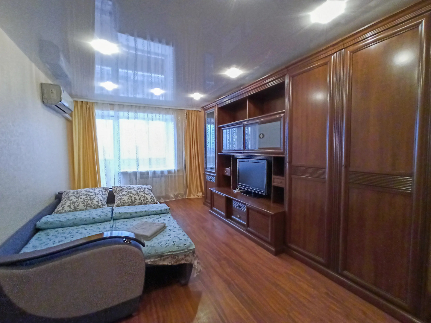 Апартаменты Granada Тихая уютная однокомнатная с шикарным видом на город и пруд