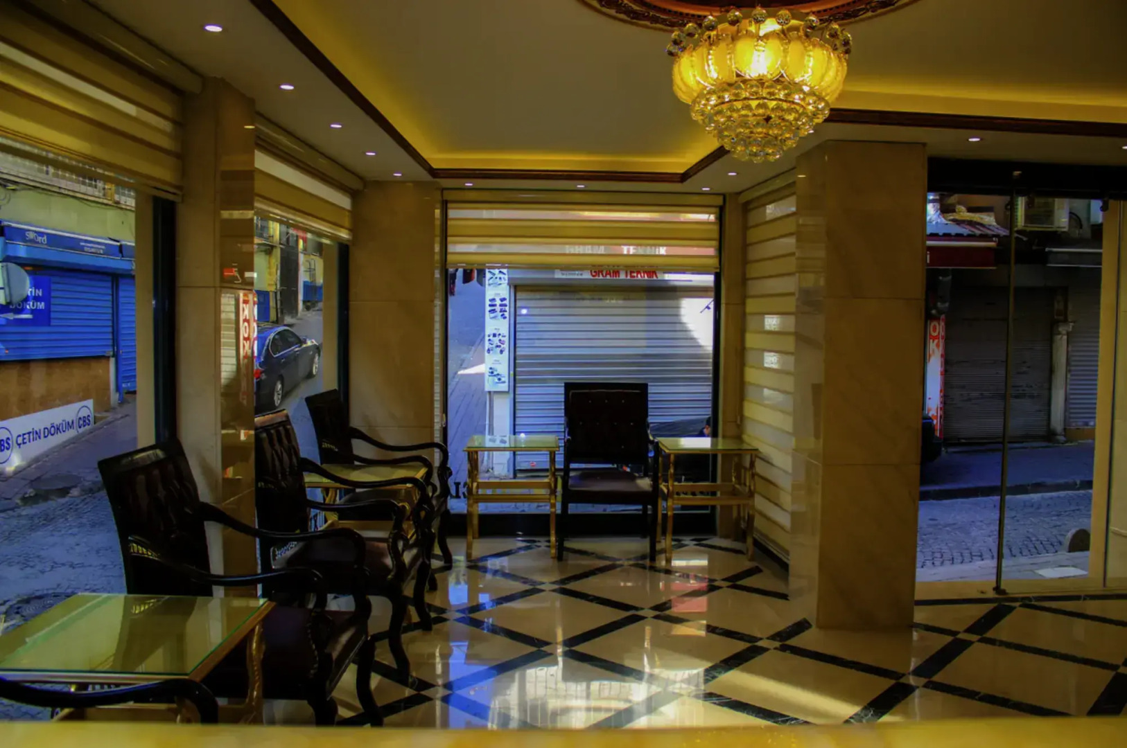 Deluxe Newport Hotel