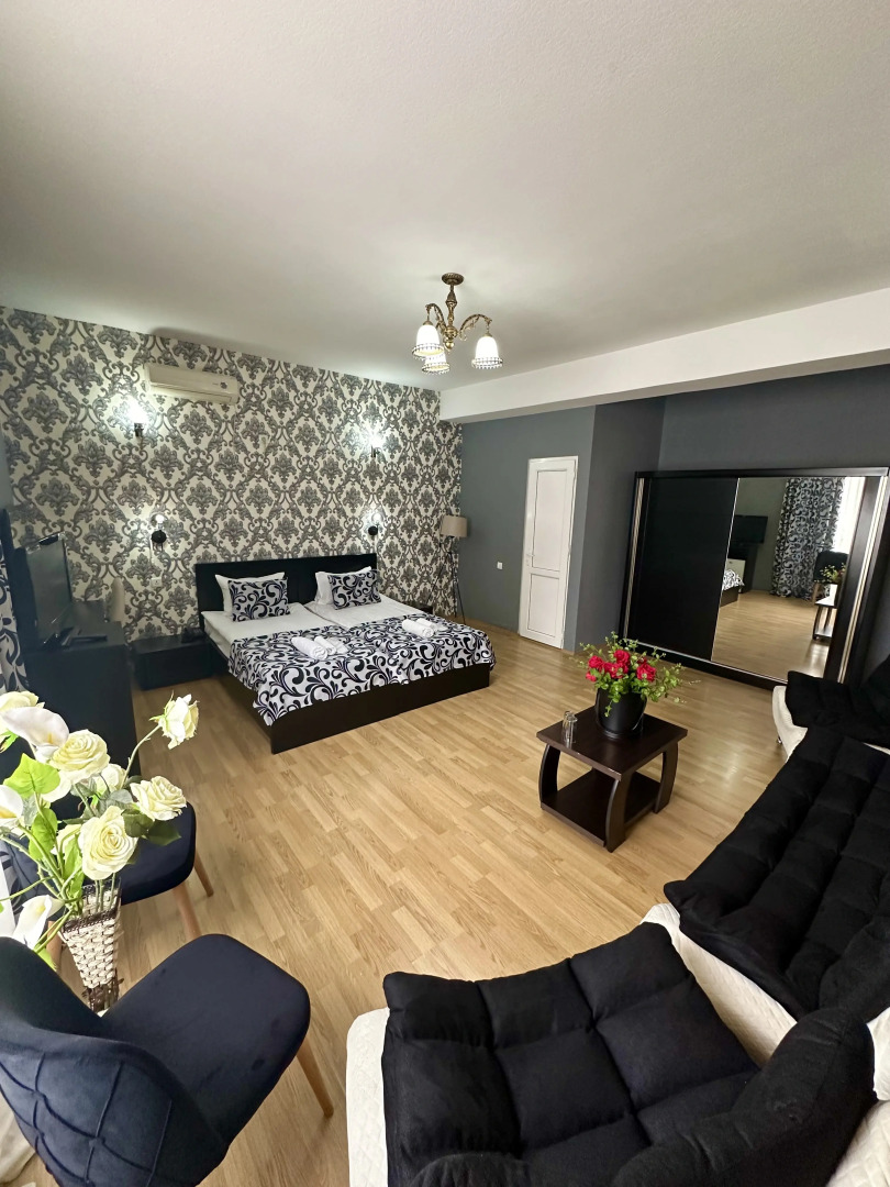 Отель Qeroli old town