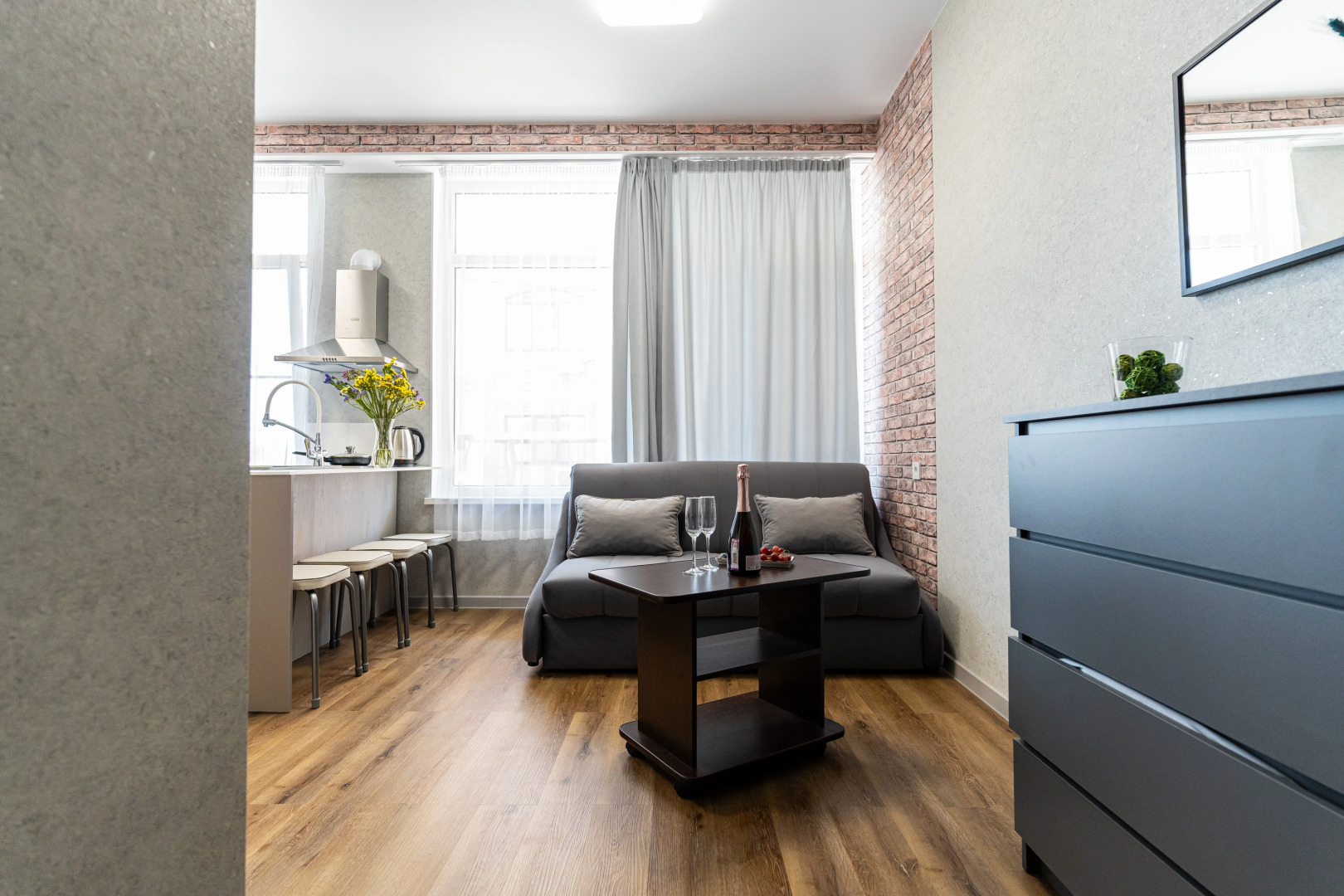 Апартаменты в Нoвоpоccийcкe c Дизaйнерcким Рeмoнтoм 2