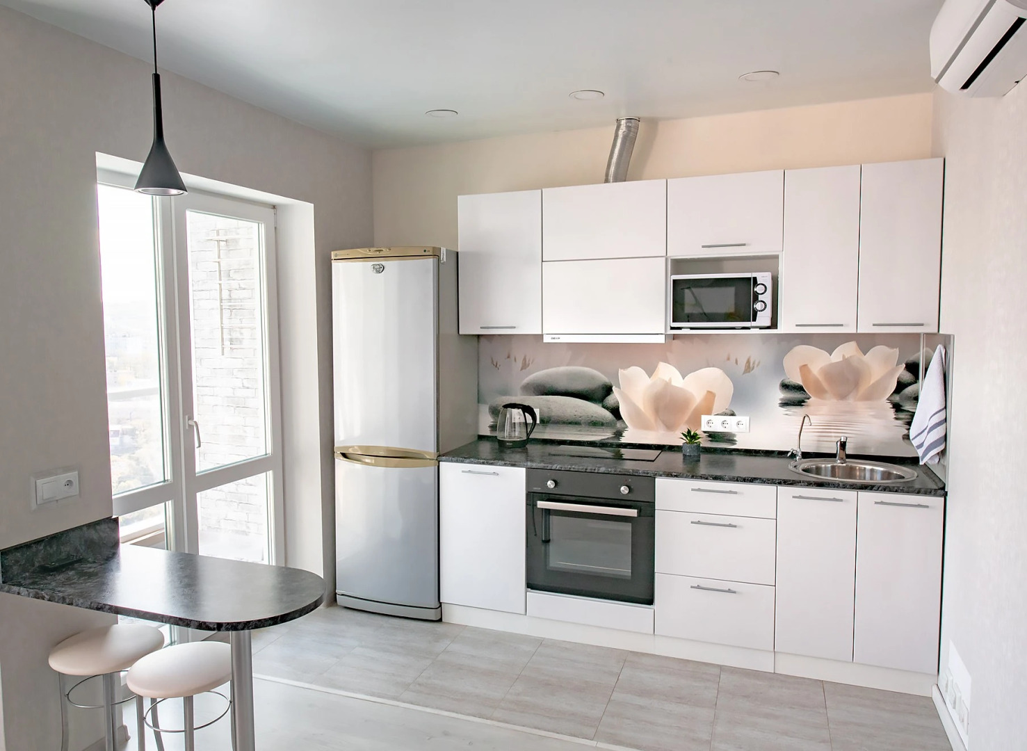 Апартаменты на высоком этаже, рядом с театром и мостом, недалеко от центра. Фастовская 29.