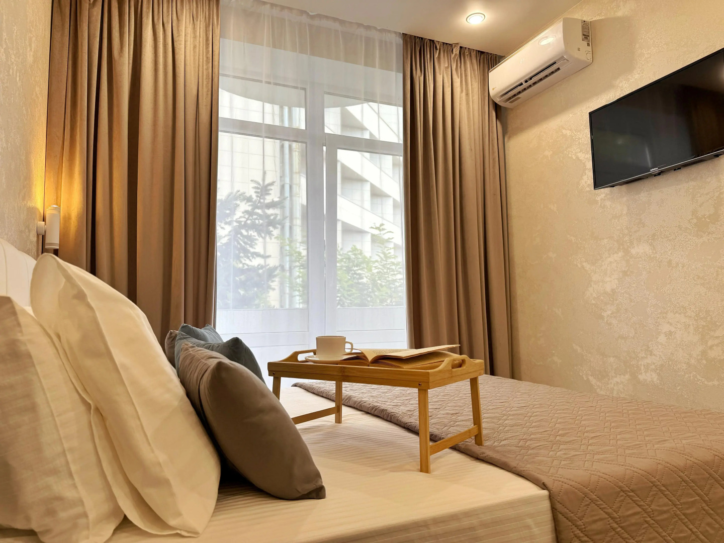 Апартаменты с небольшим балконом. 3 минуты до Моря. Для троих.