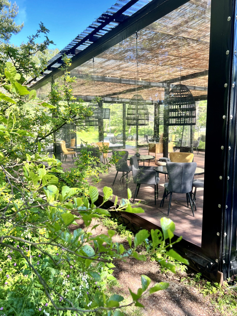 Поляна Глэмпинг, 1-я линия моря (12+)