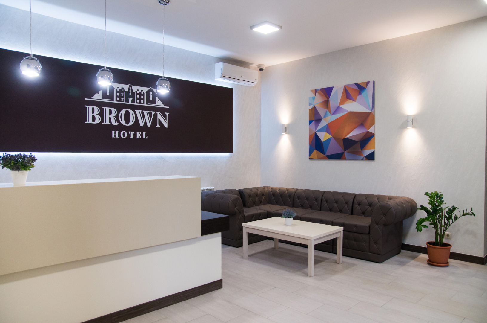 Hotel Brown