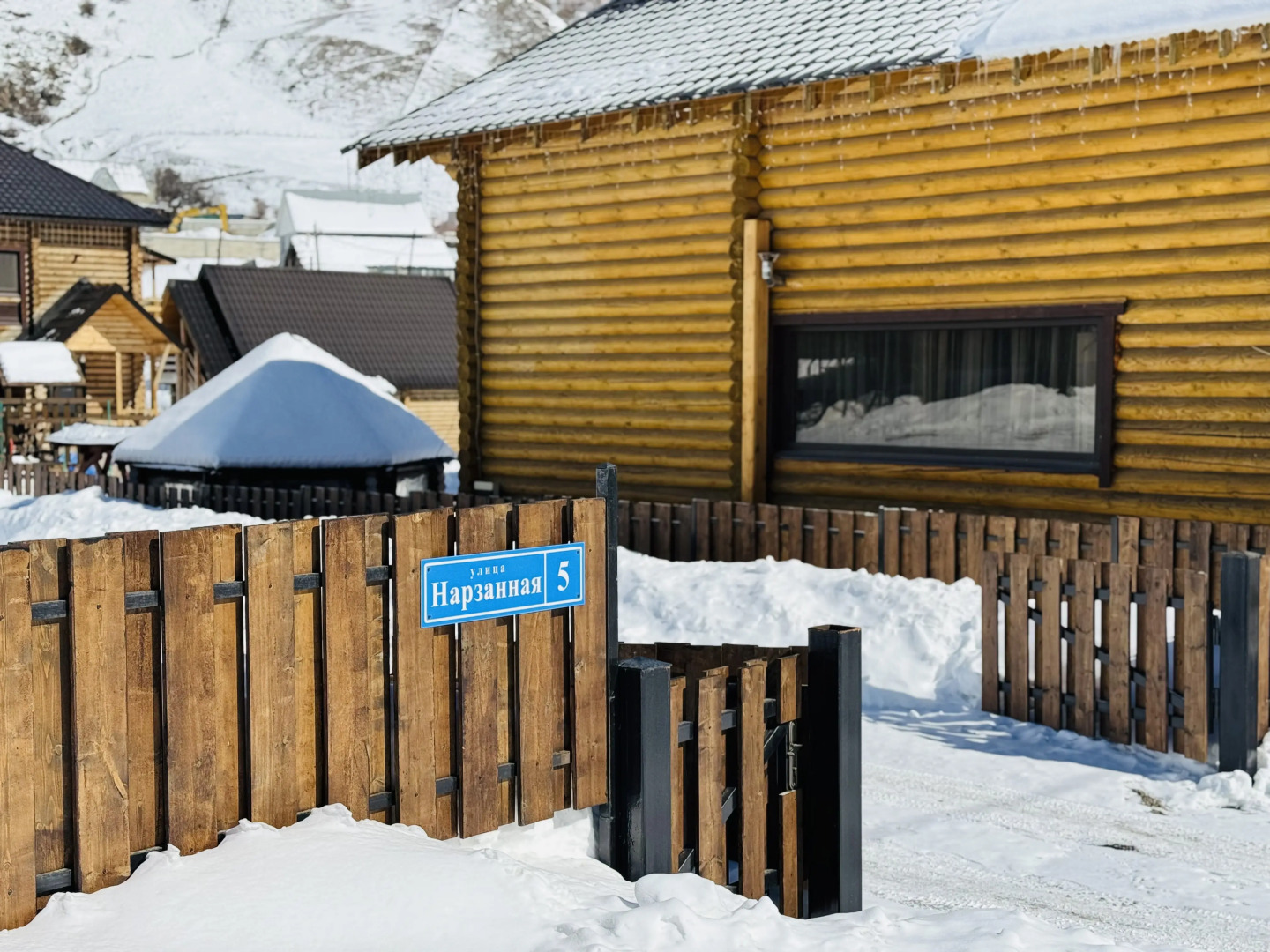 Частный дом в дизайнерском стиле с видом на лес, горы