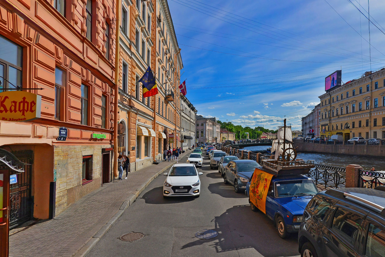 Апартаменты SweetHome на Мойке 40
