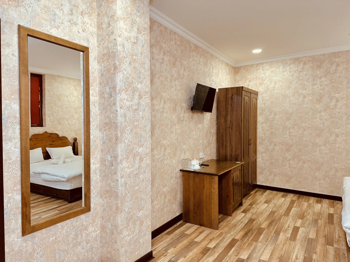 Отель Ayvan Plaza