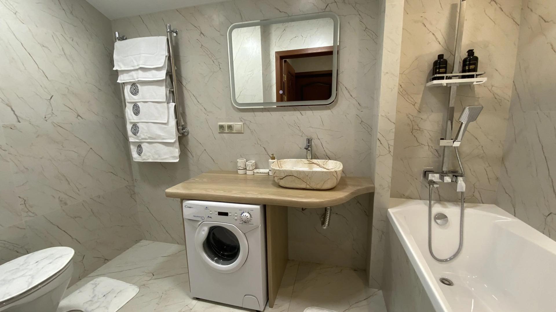 Апартаменты двухкомнатные ВИП 5 Дворик Друзей