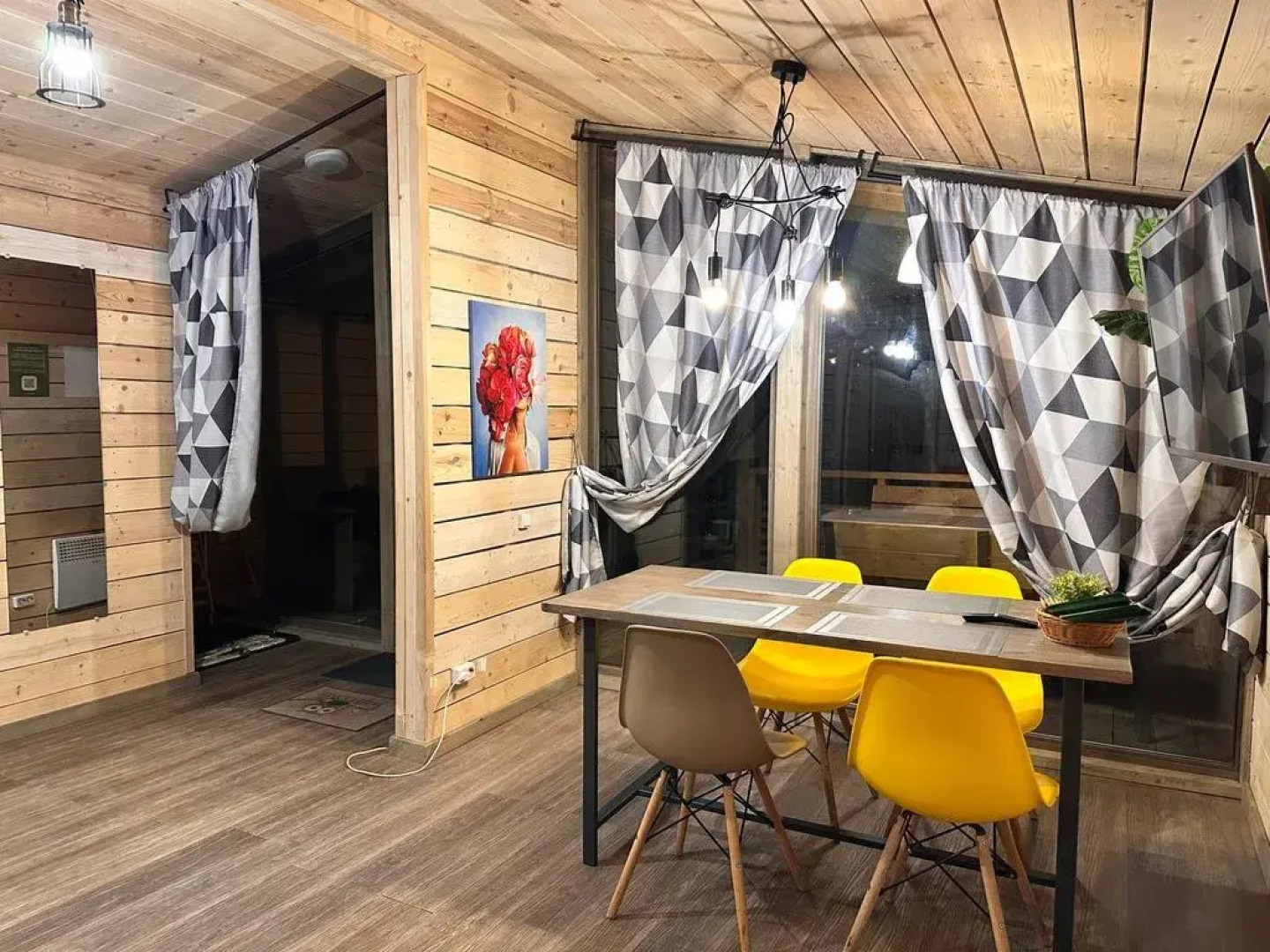 Частный дом с панорамными окнами в березовом лесу, терраса, баня, мангал