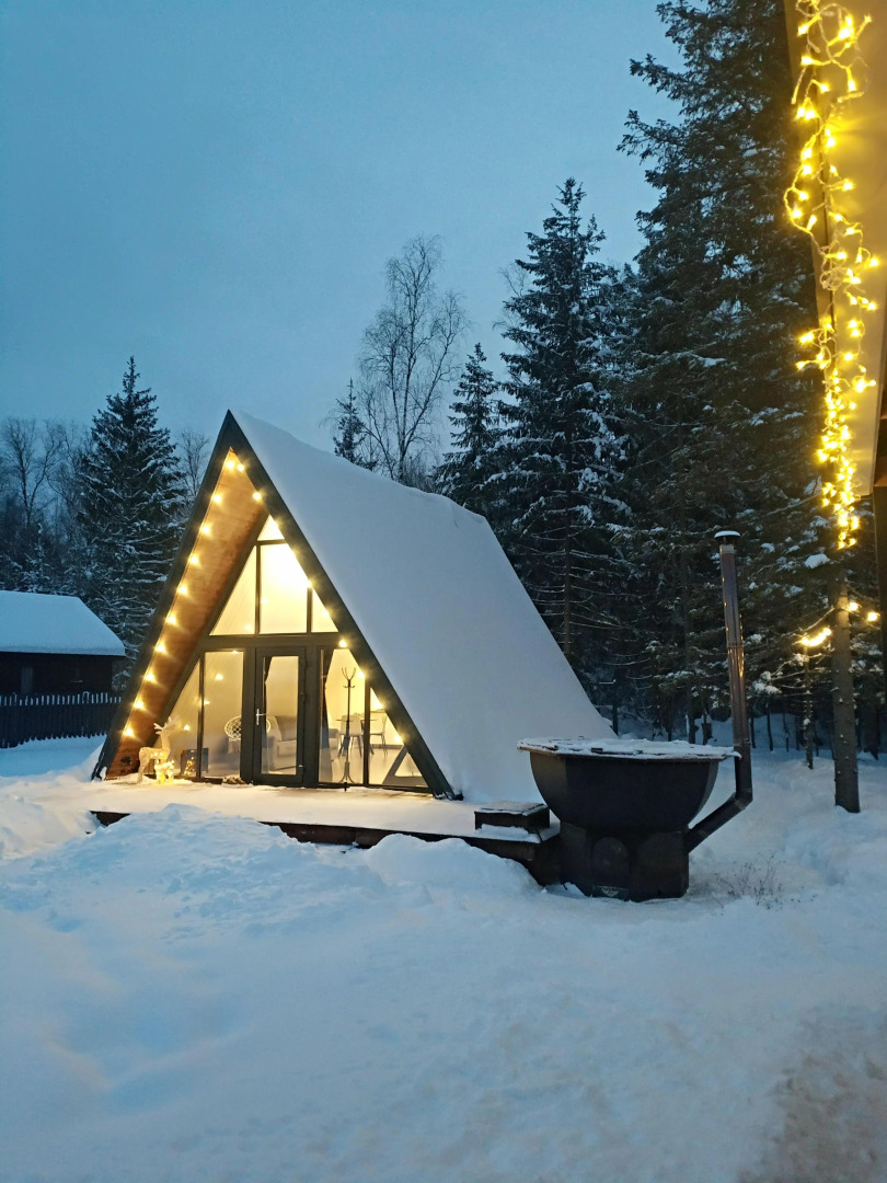 Дом А-фрейм с банным чаном у леса