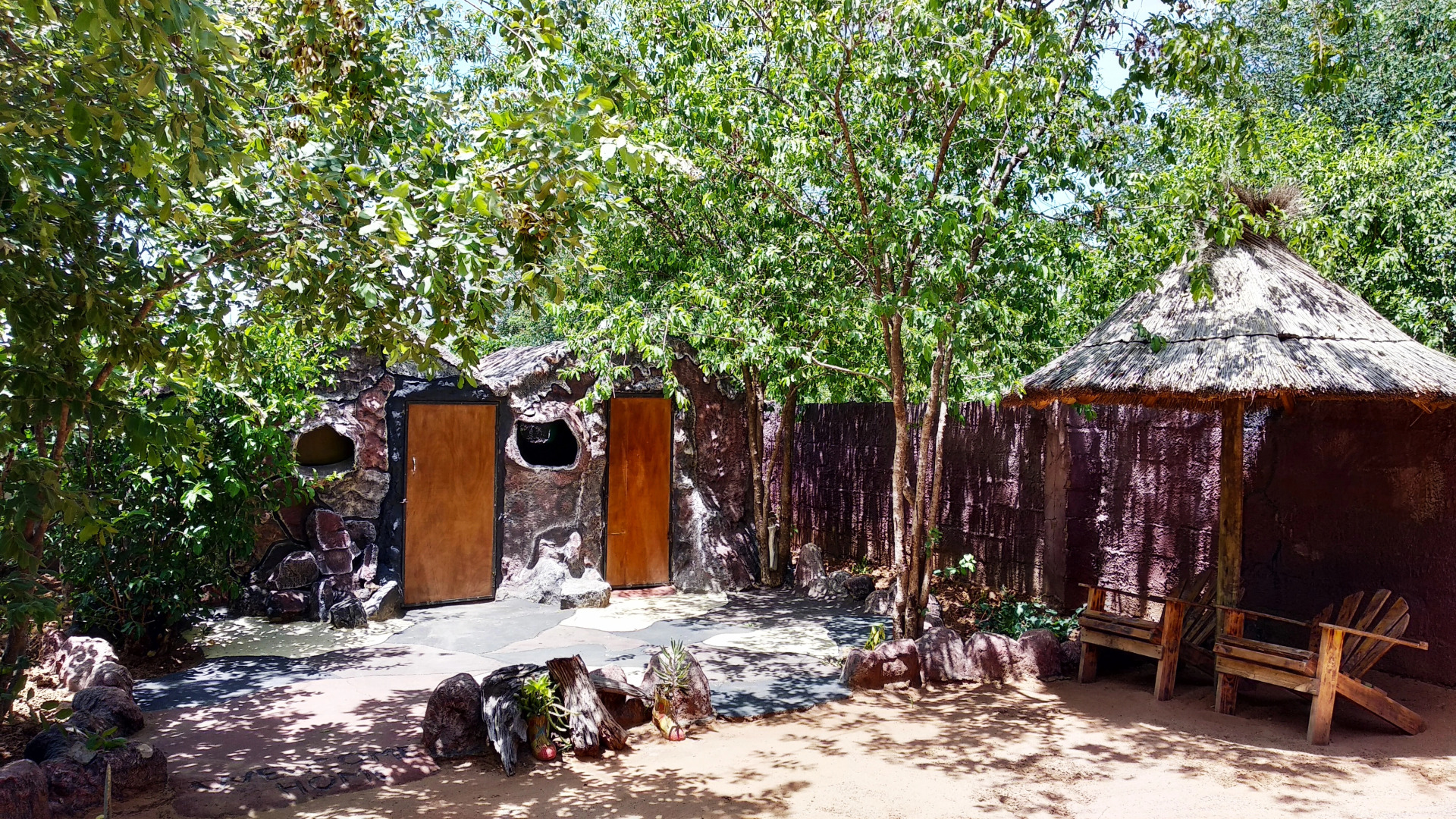 Хостел Elephant Trail Guesthouse and Backpackers