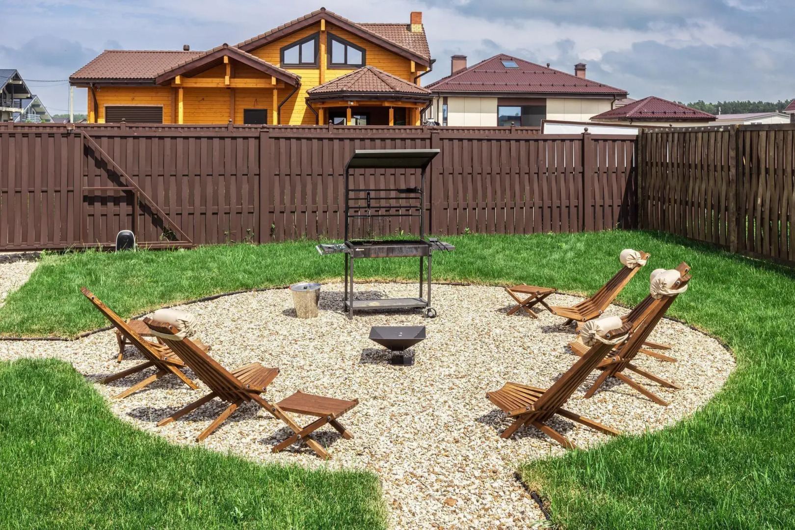 Частный Дом Среди Зимнего Леса с Панорамными Окнами