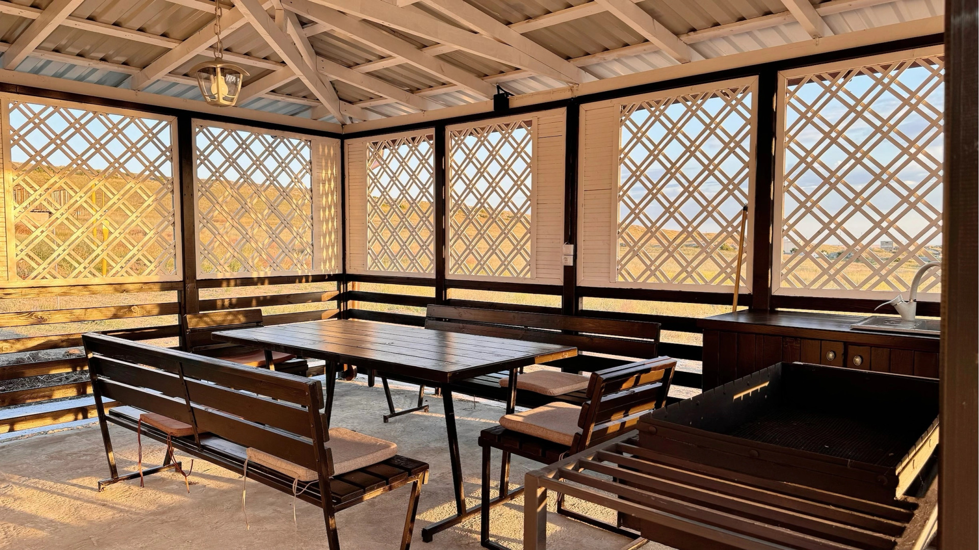 Частный дом у моря с беседкой