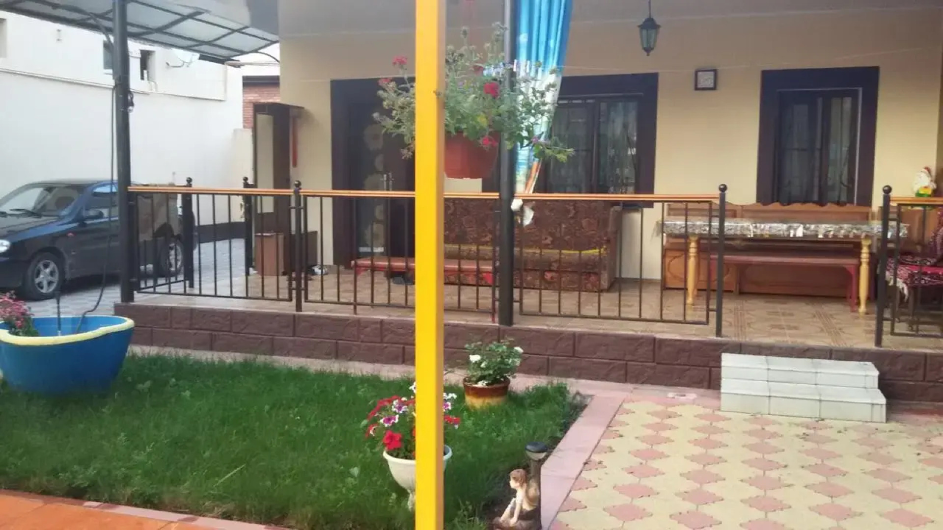 Частный дом с бассейном, верандой и садом