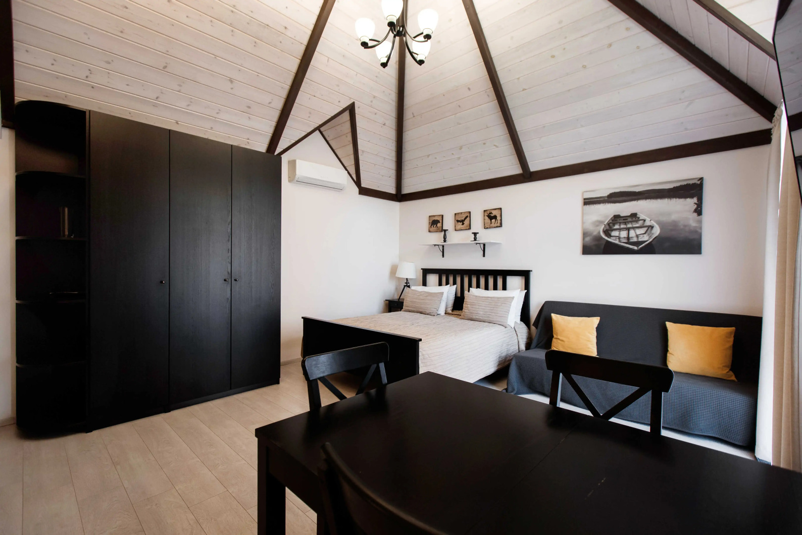 Апартаменты двухуровневые с балконом