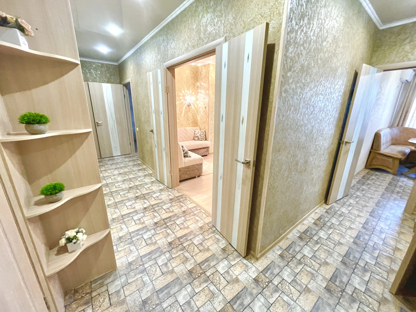 Апартаменты двухкомнатные в Центре Города на 5 этаже (рядом с набережной р. Волга) у ул. Арцыбушевская, 204