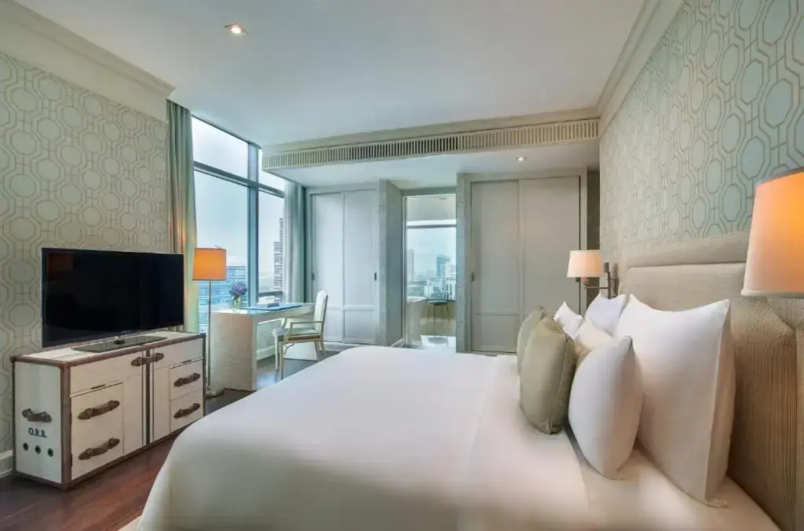 Отель Oriental Residence Bangkok
