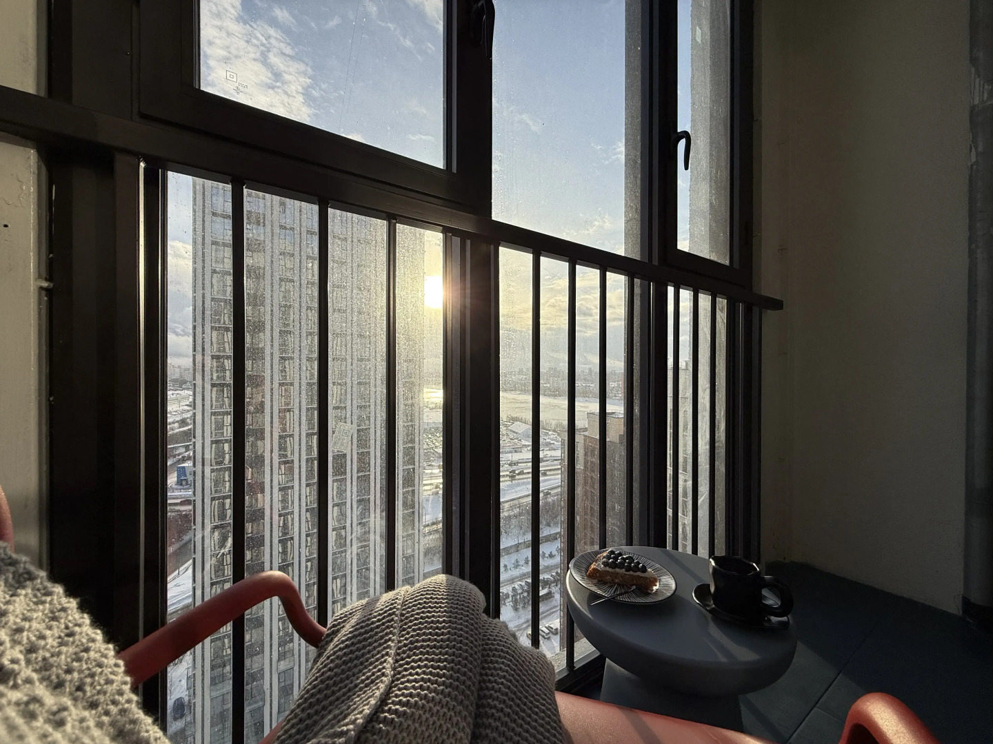 Апартаменты ЯРКИЙ ДИЗАЙН ПАНОРАМА НА РЕКУ ПРЯМО С КРОВАТИ