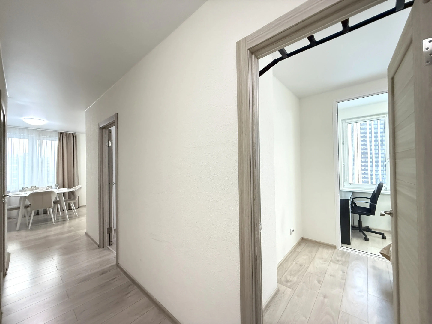 Апартаменты Элитные на берегу реки Тура с видом на Мост Влюбленных