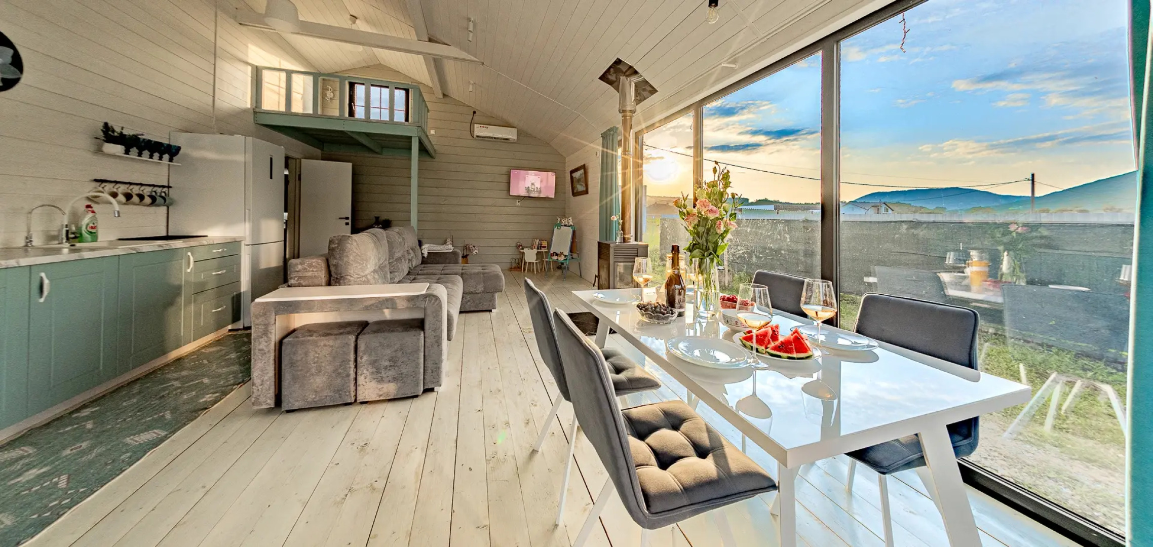 Частный дом У реки в горах