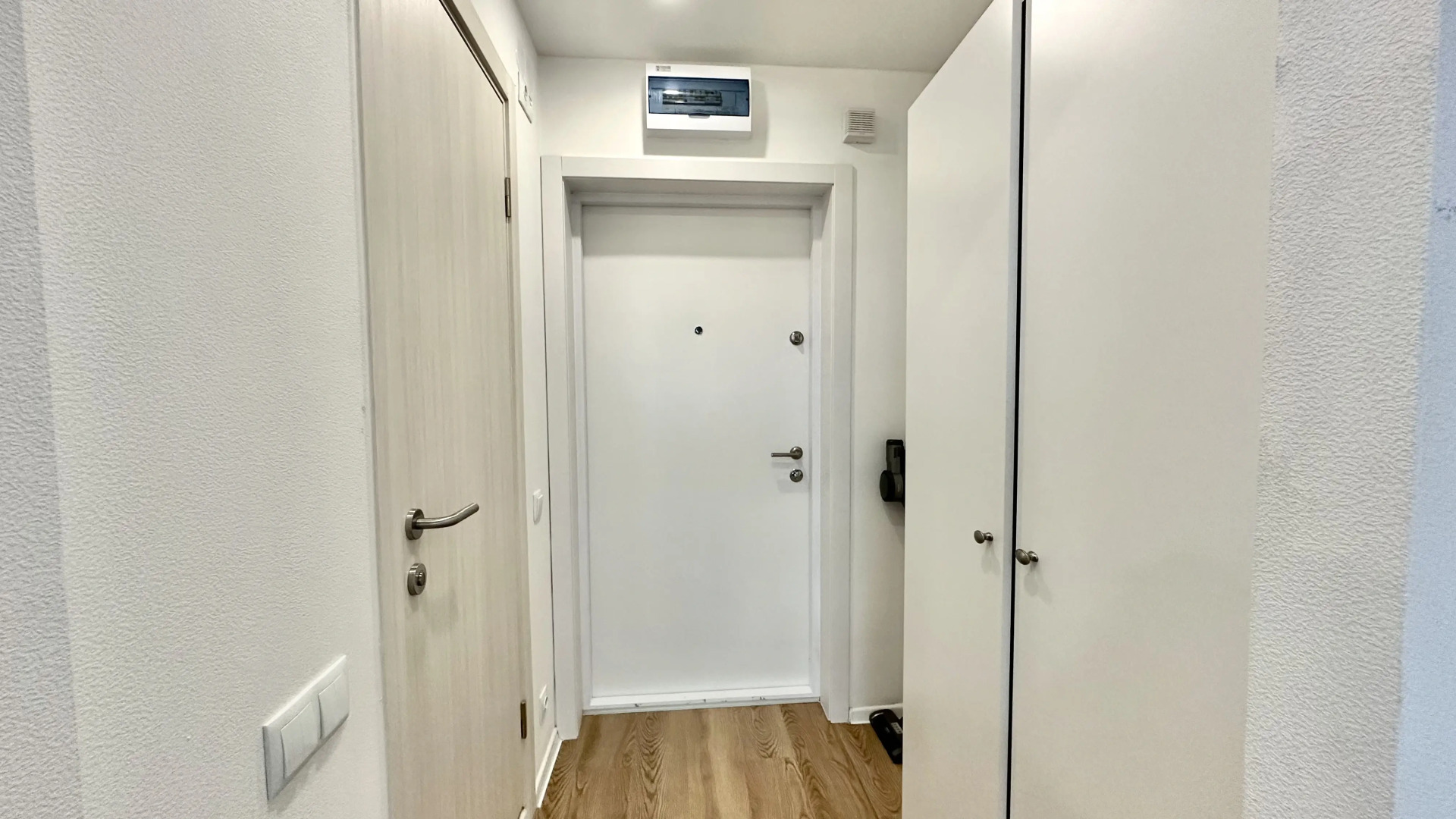 Апартаменты Истоман Two с видом на пруд