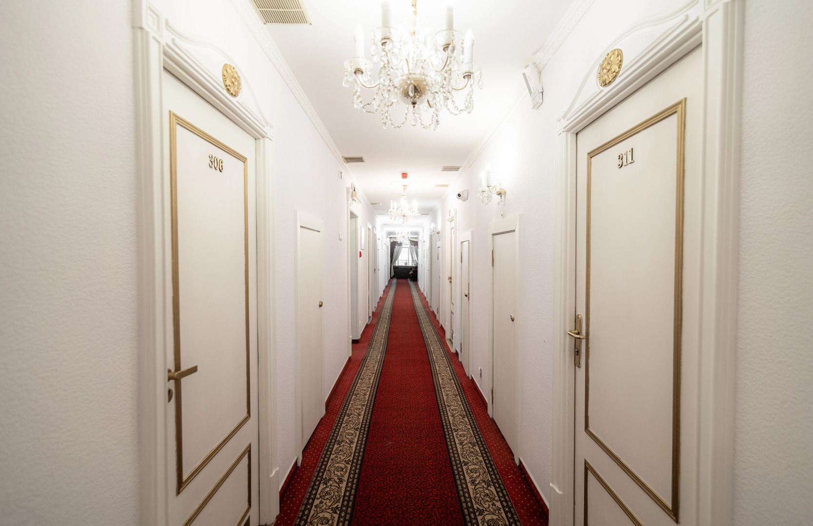 Отель Ист-Вест