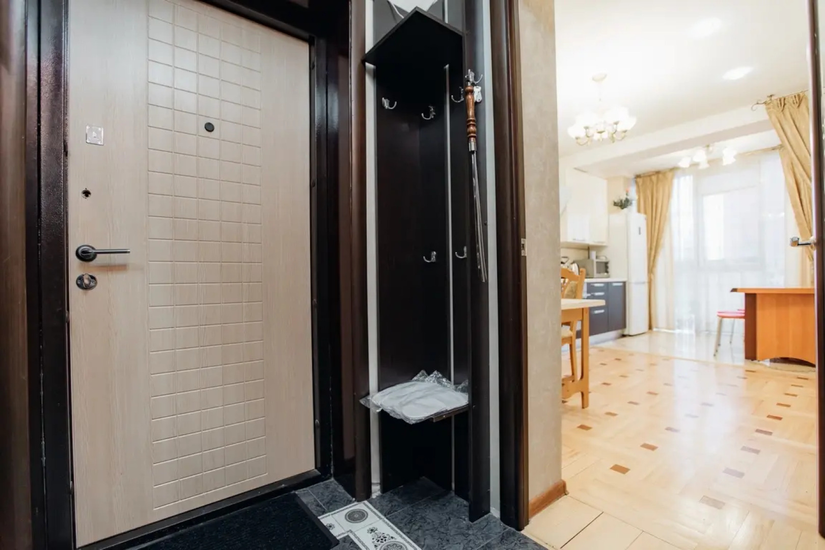 Трехкомнатные апартаменты возле Музея Космонавтики в Новом доме с Панорамными окнами 1/16