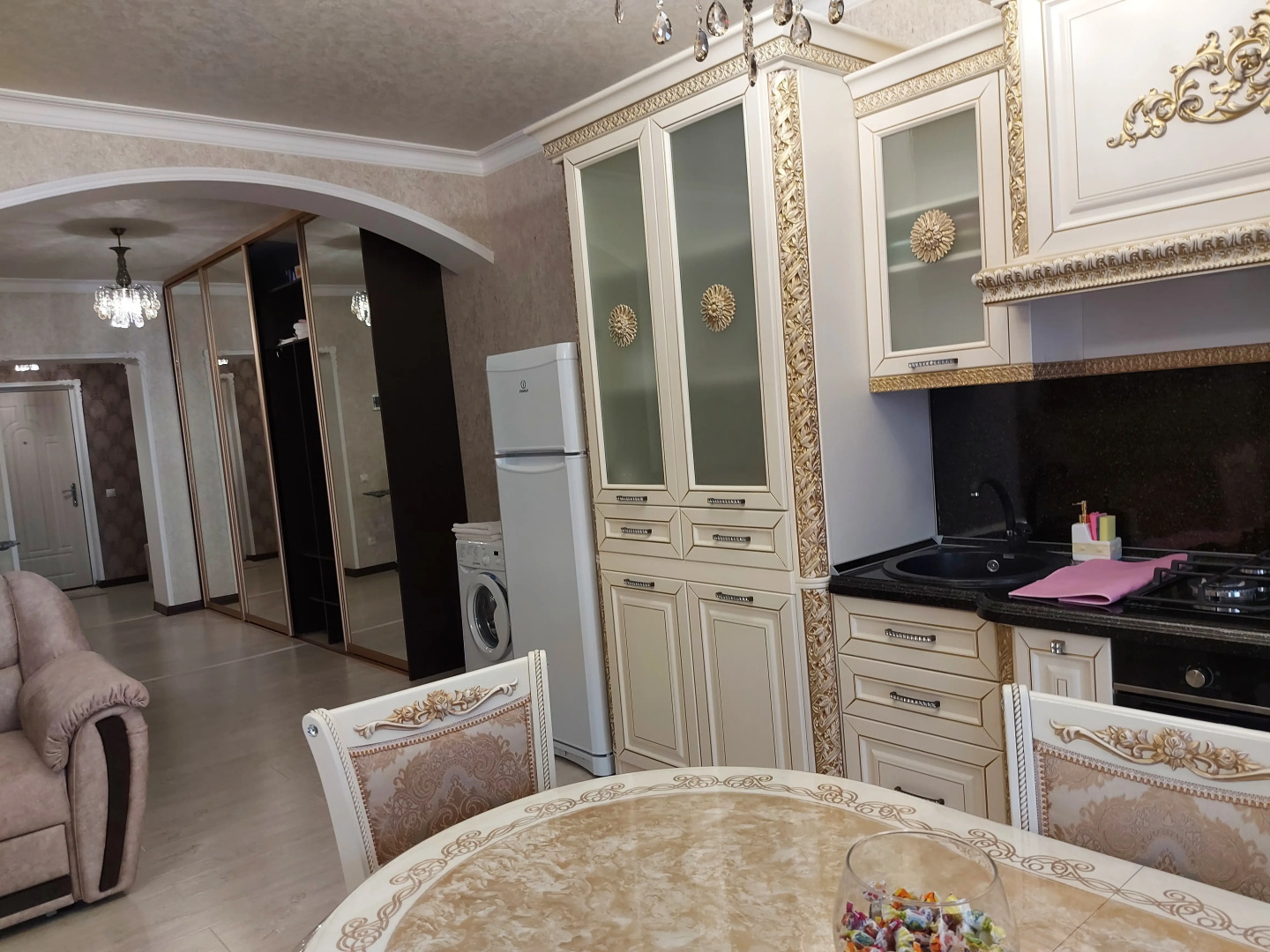 Апартаменты 5 Звезд на Шамиля Джикаева 5А-2