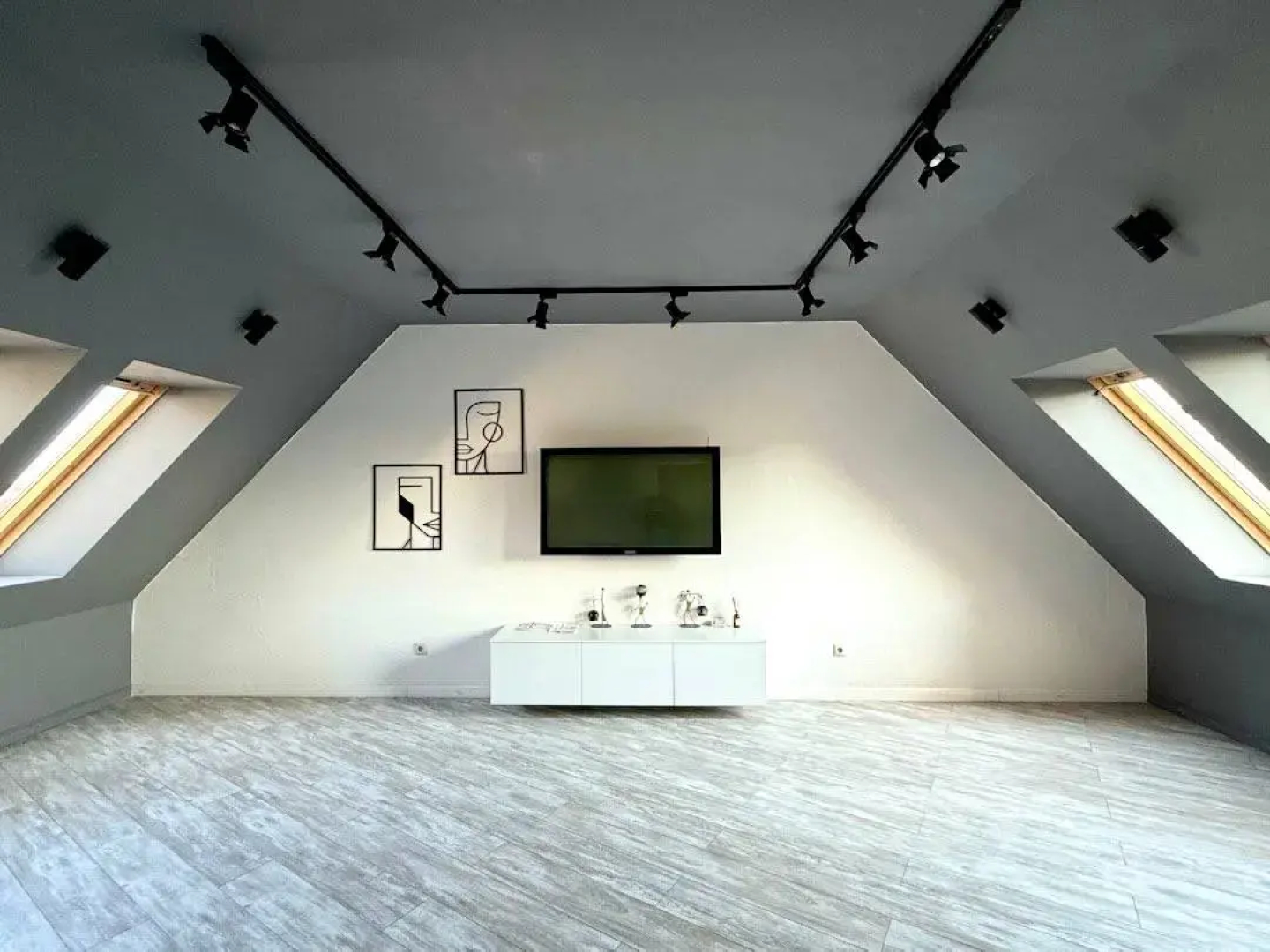 Квартира Неотель мансардная у Чернавского моста, Петровского сквера