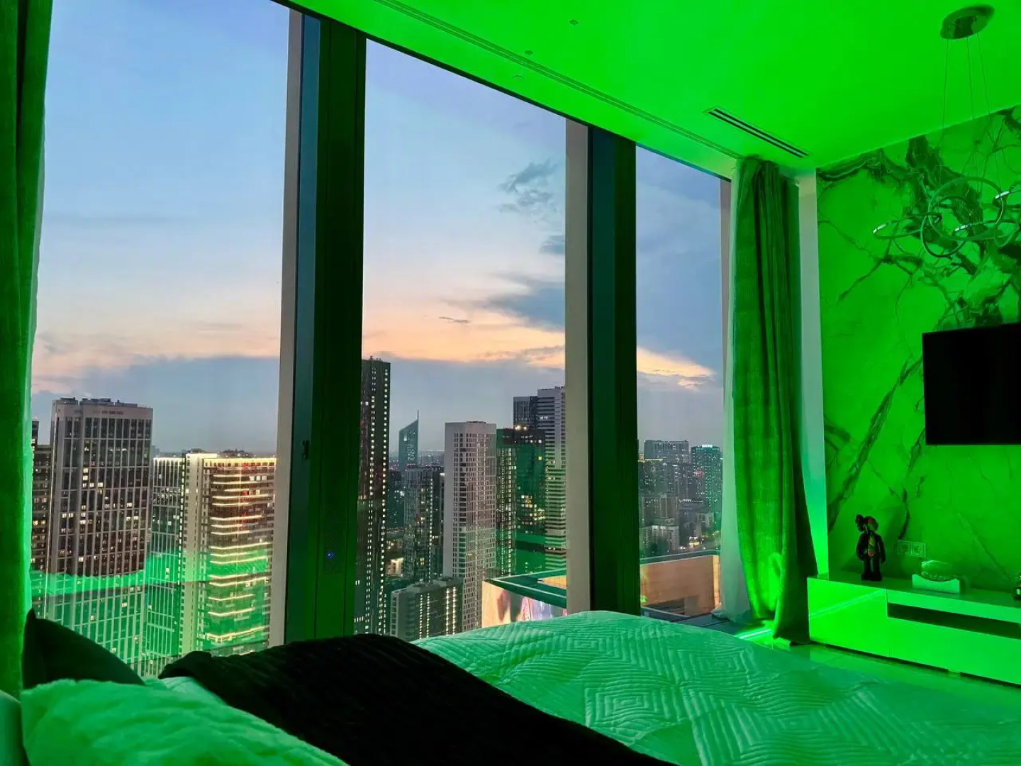 Апартаменты Sky City Moscow Уютная студия с подсветкой и Аэрохоккеем в Москва Сити! Закатная сторона!