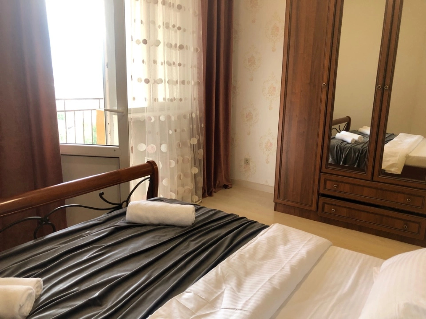 Апартаменты у моря с видом на город и горы