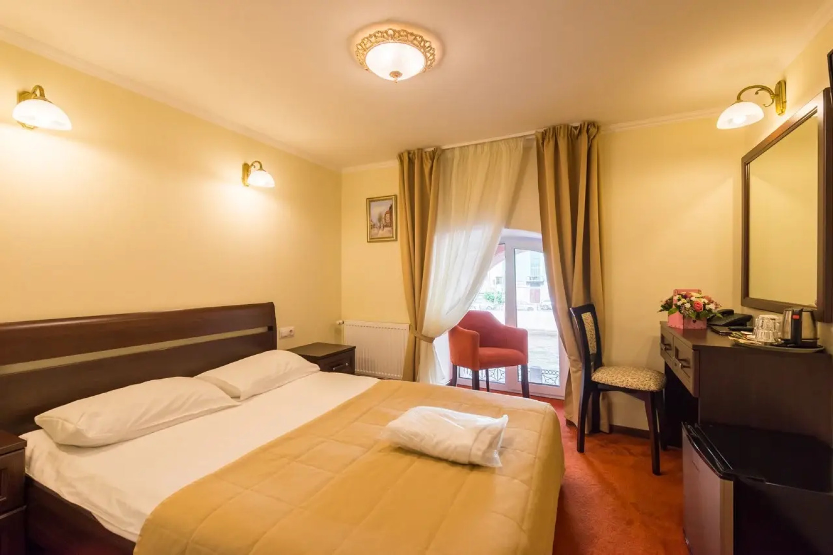 Соло на набережной реки Мойки 82