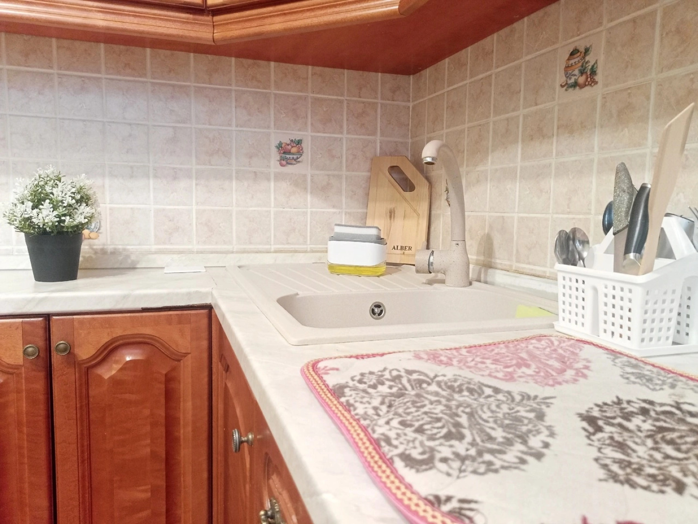 Квартира Уютная Двухкомнатная с Симпатичным Декор Камином