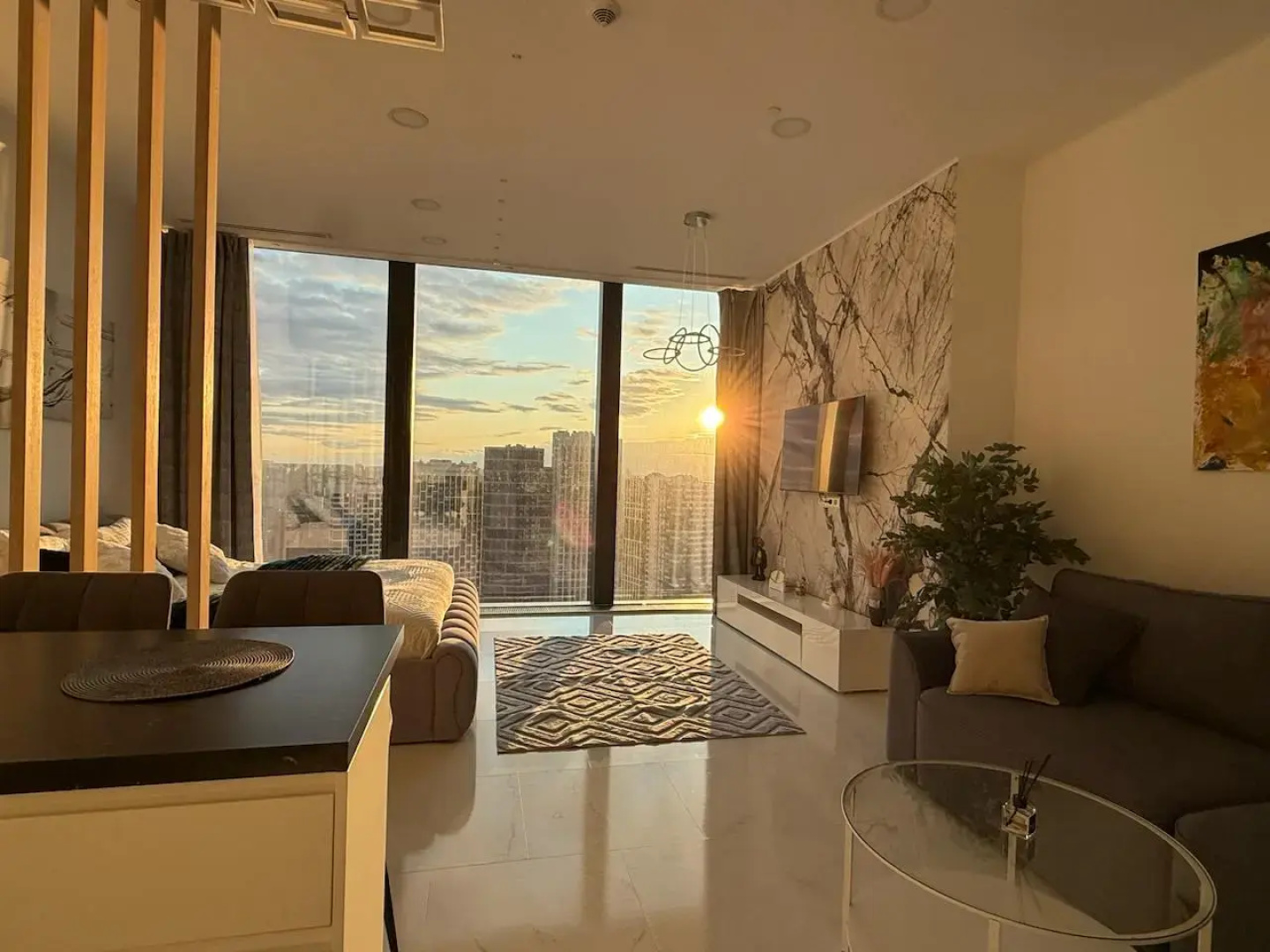 Апартаменты Sky City Moscow Уютная студия с подсветкой и Аэрохоккеем в Москва Сити! Закатная сторона!
