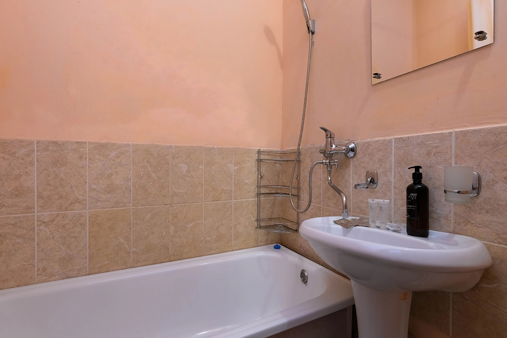 Квартира рядом с Мнтк им. Федорова и Ск Заря