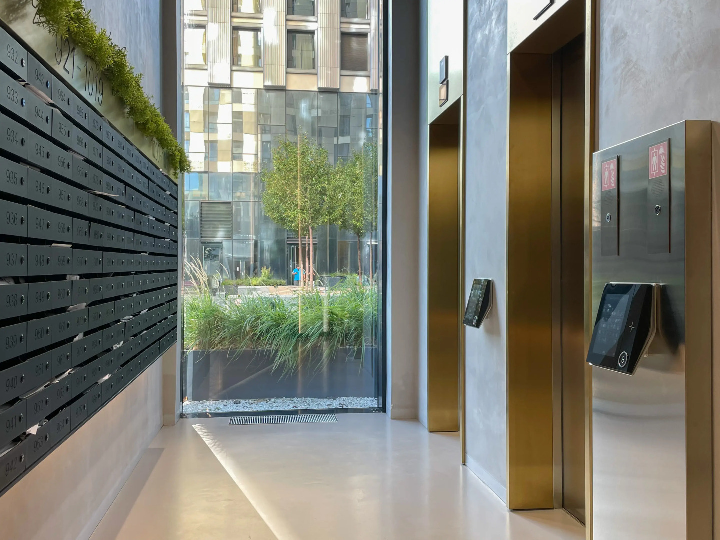 Апартаменты с Панорамными Окнами на 14 Этаже Небоскреба Бизнес-Класс в ЖК D1