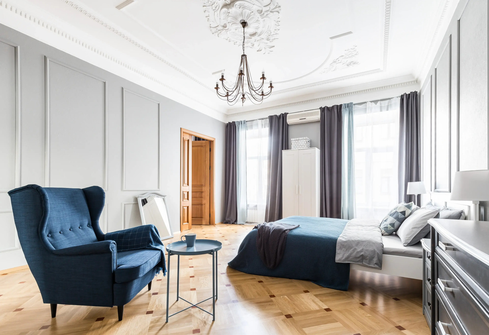 Апартаменты Avenue 180 кв.м с видом на Большую Конюшенную Улицу и Церковь Петра и Павла