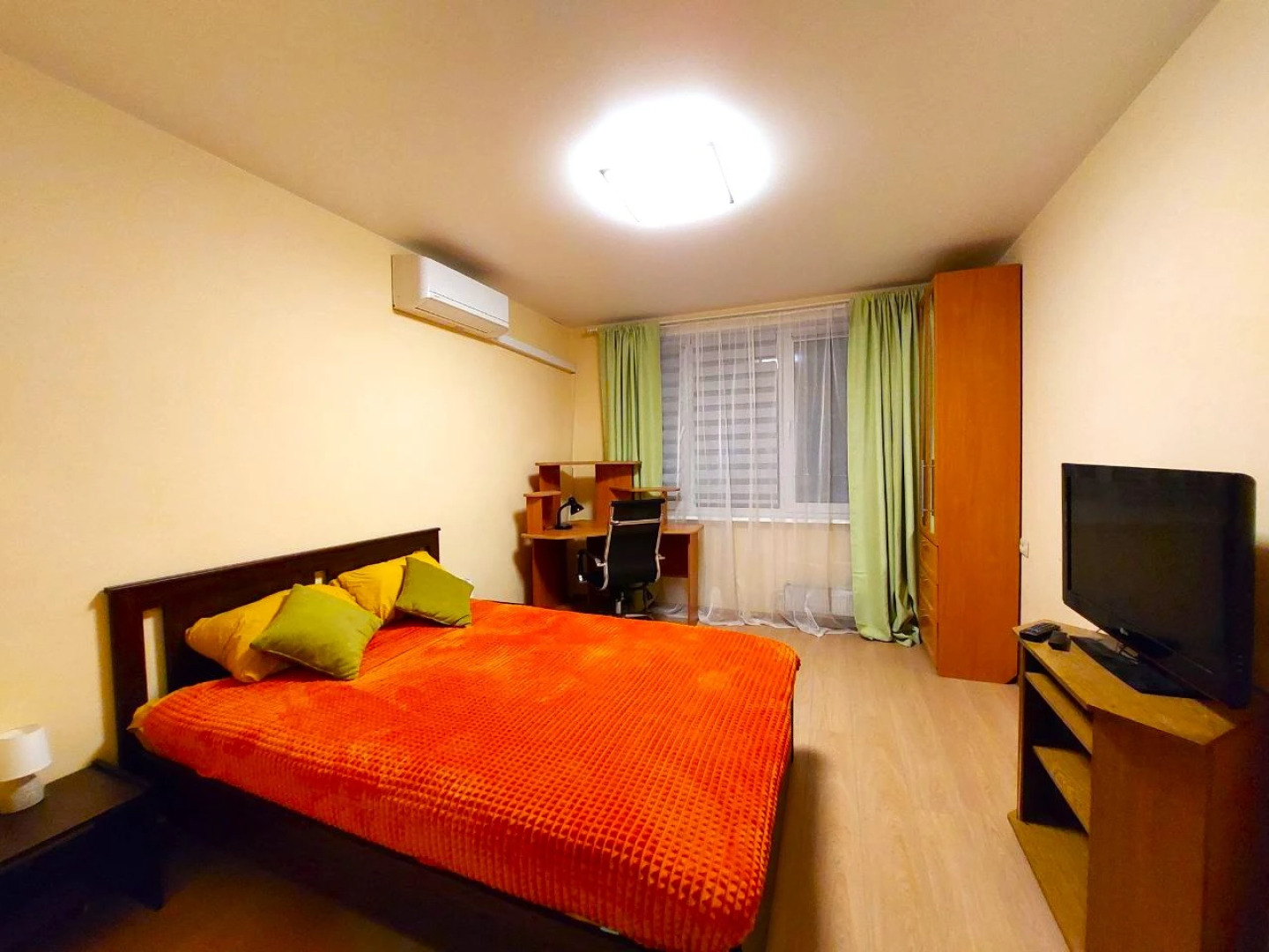 Квартира Трехкомнатная Недалеко от Метро Пражская