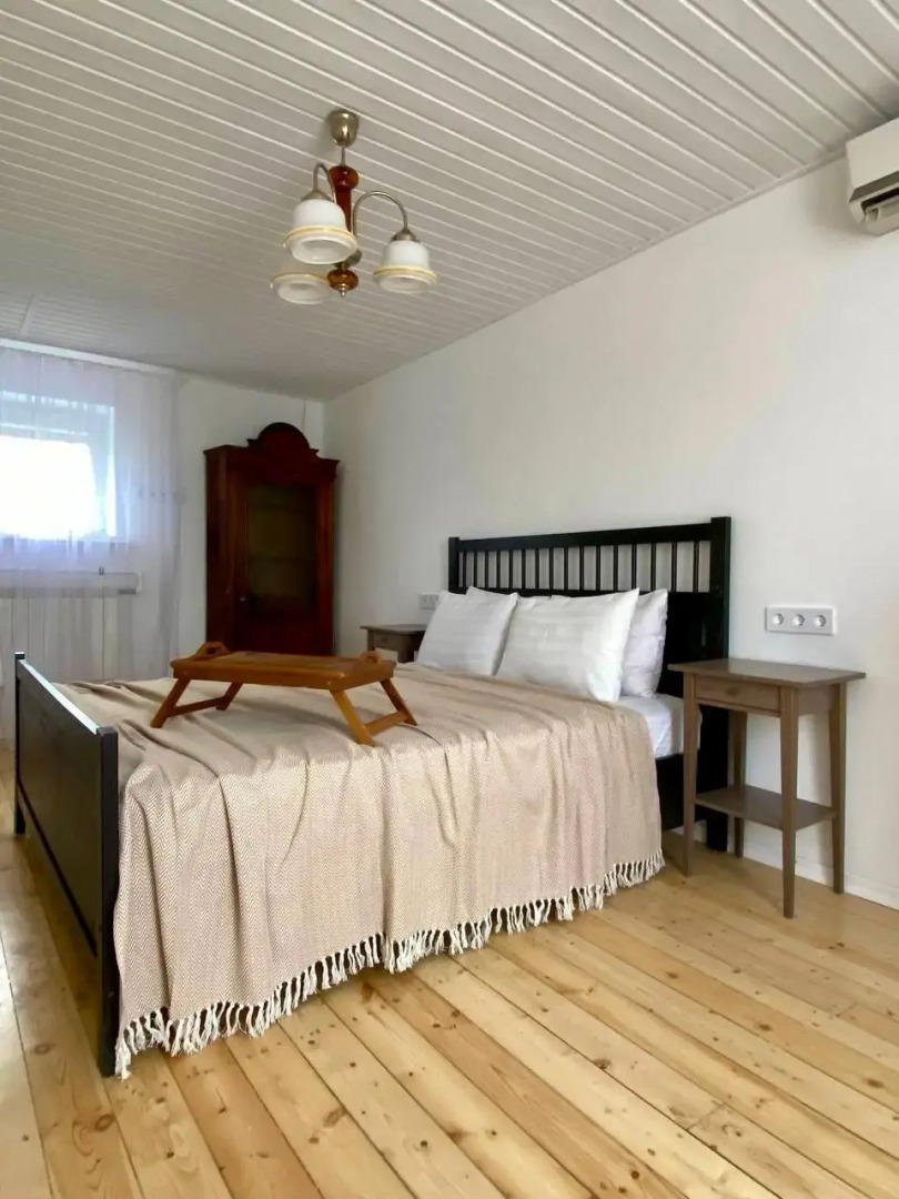 Частный дом с садом и бассейном