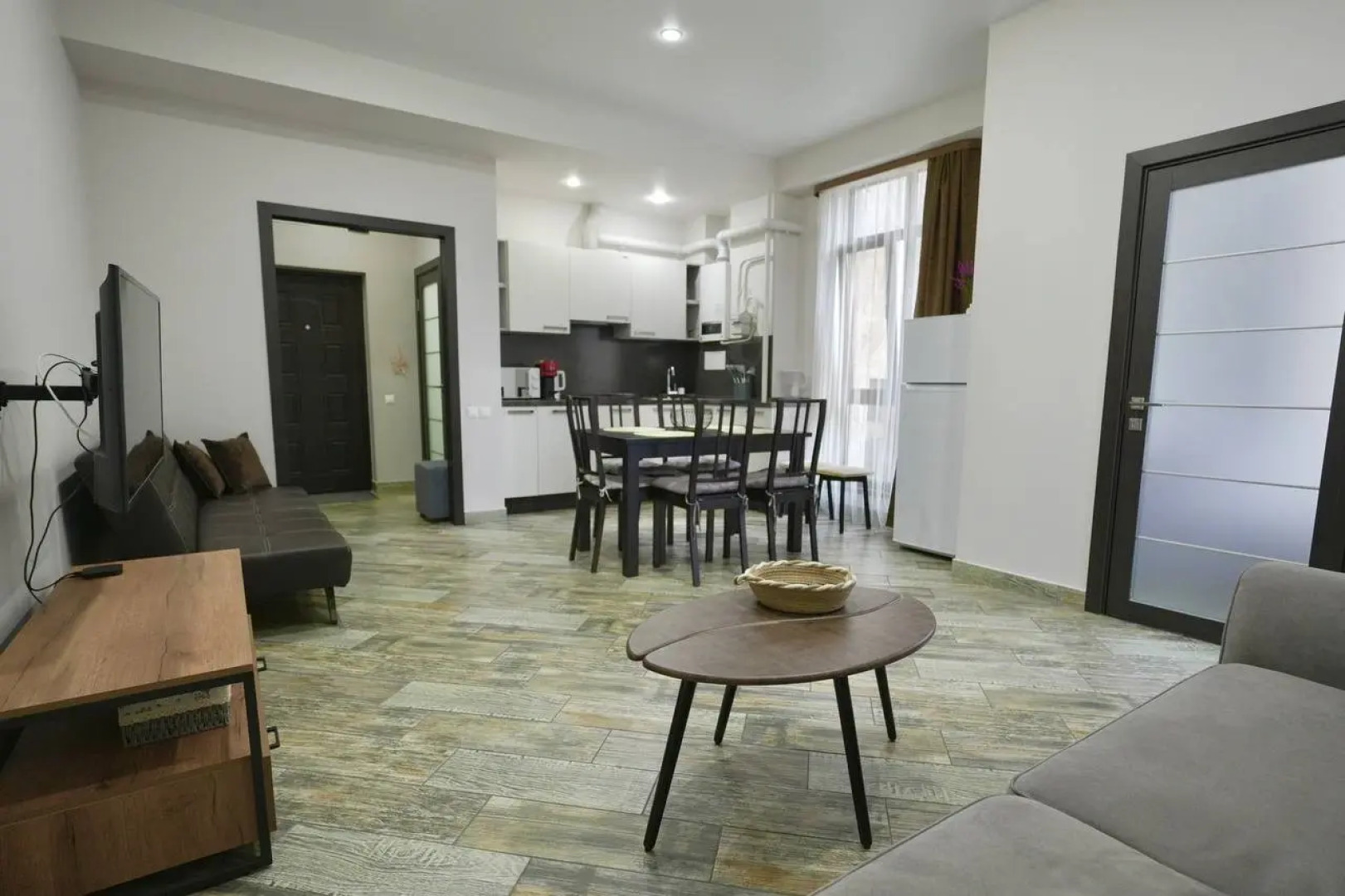 Квартира Огромная трехкомнатная квартира напротив подъемника