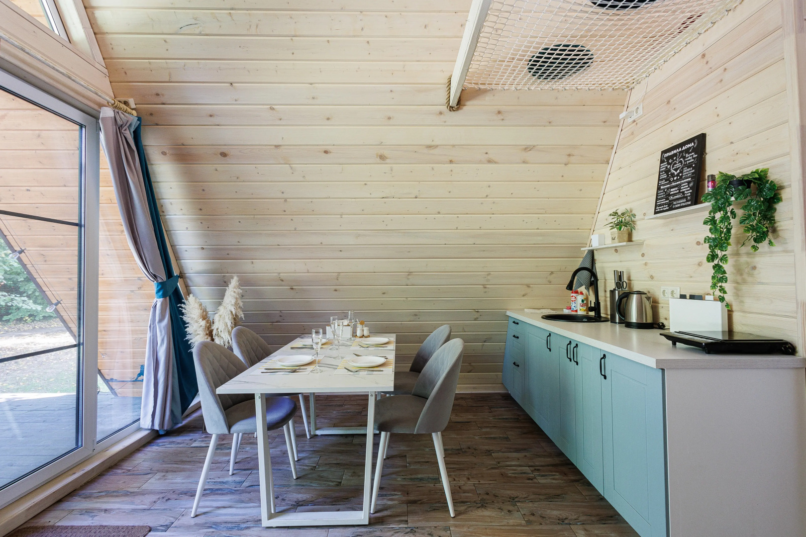 Частный дом А-фрейм для отдыха в дубовом лесу