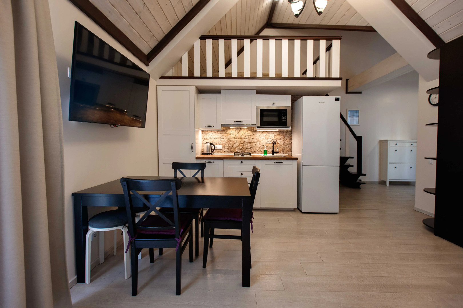 Апартаменты двухуровневые с балконом