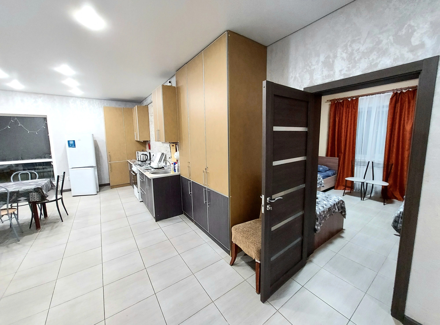 Апартаменты весь первый этаж (100 кв.м.) с 3 спальнями нового городского коттеджа