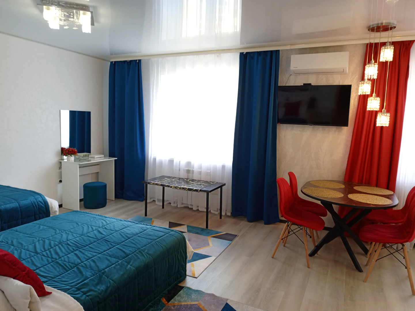 Апартаменты Уютные в высотке на Университетском Lion Apart