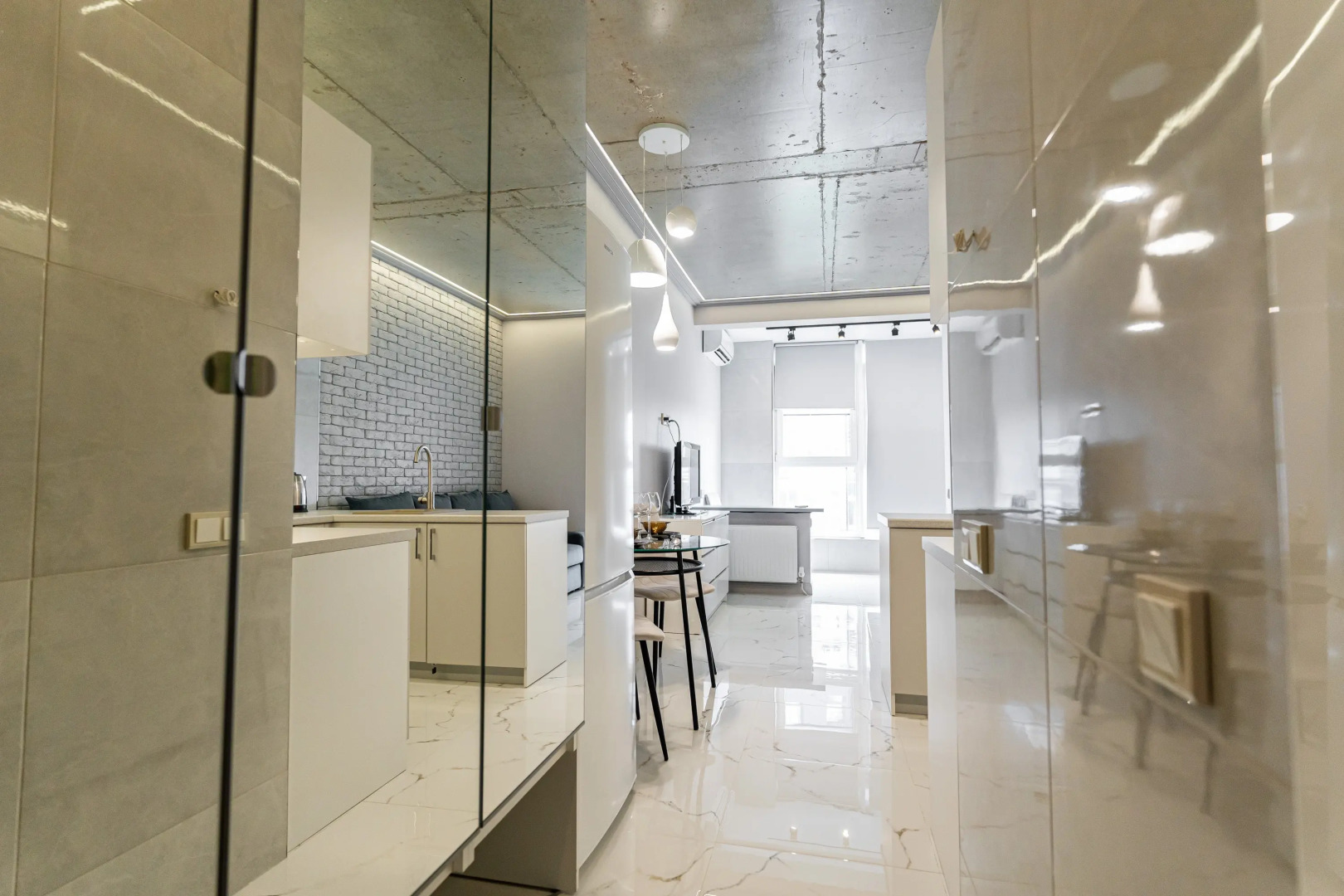 Апартаменты в Совpeмeннoм ЖK в Пяти Минутaх Ходьбы oт Мopя от LеtоApart