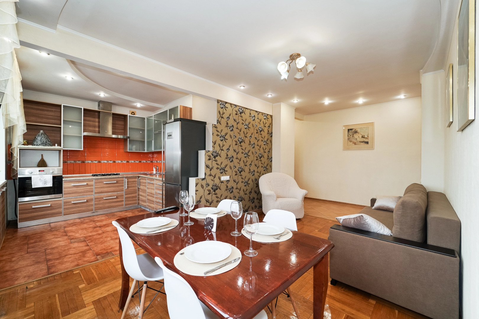 Квартира Просторная 3-комнатная в Центре Возле Метро