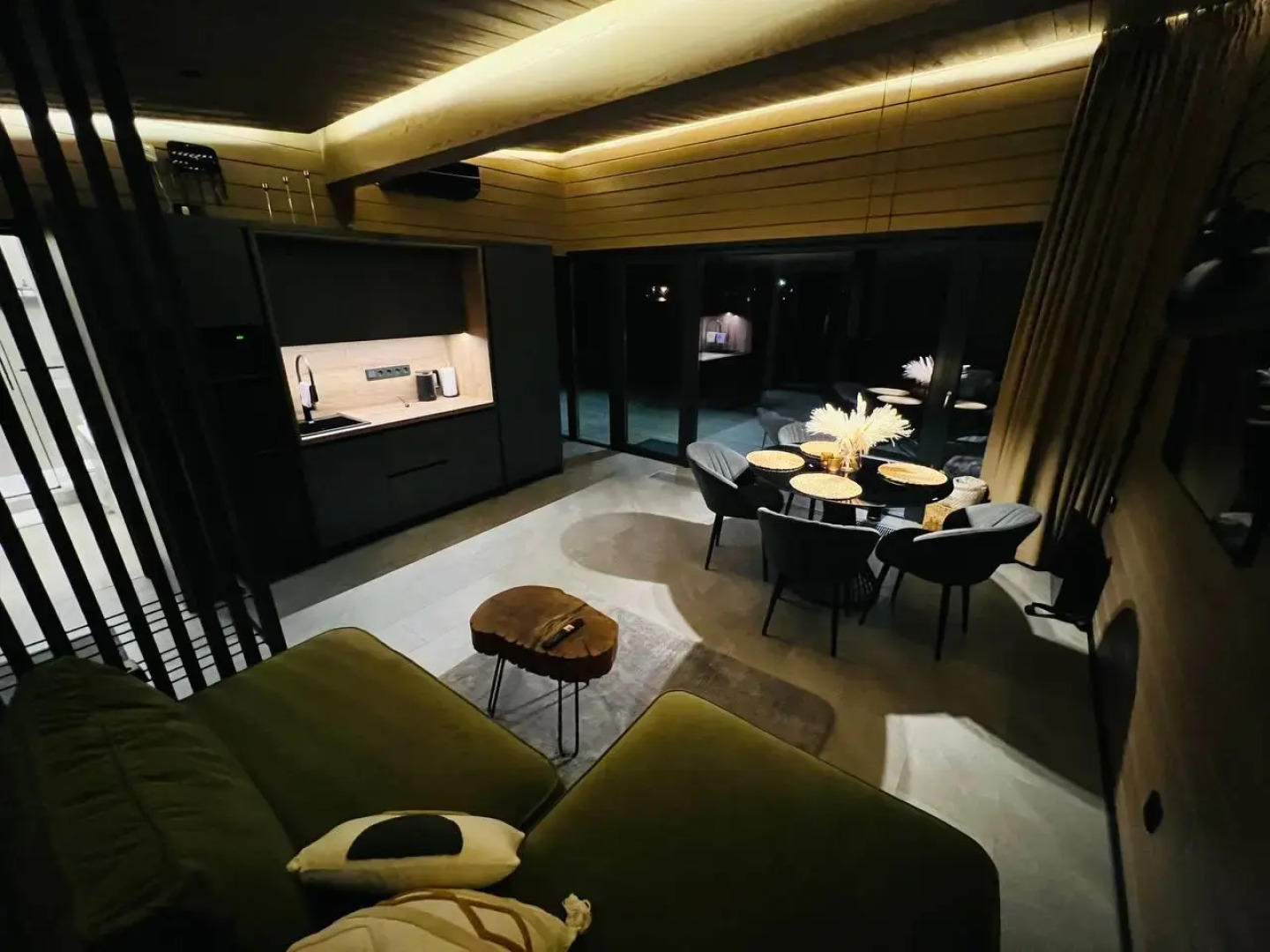 Частный дом Lakeside house