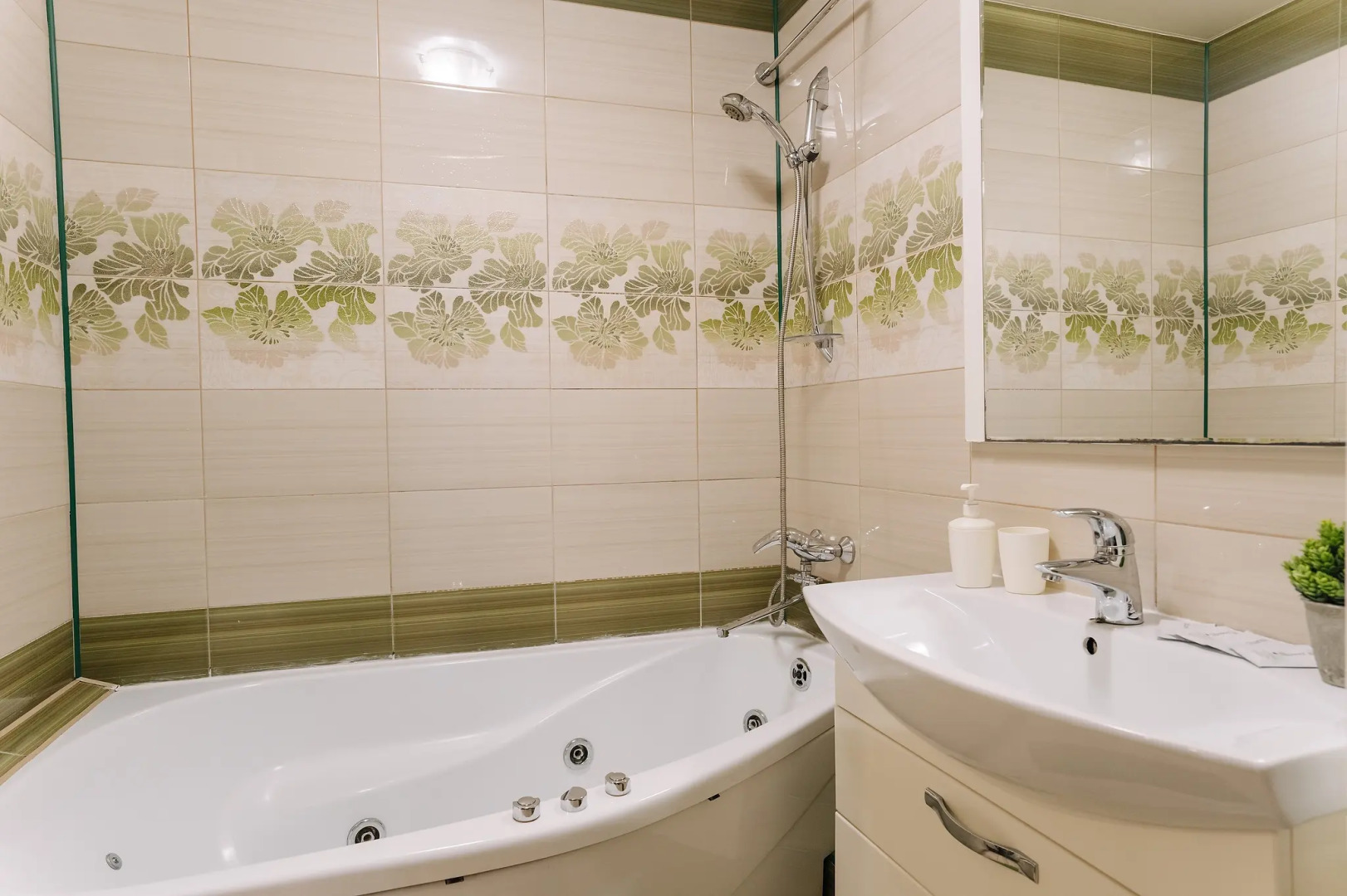 Апартаменты 9 ночей с видом на речку на Коммунальной 1