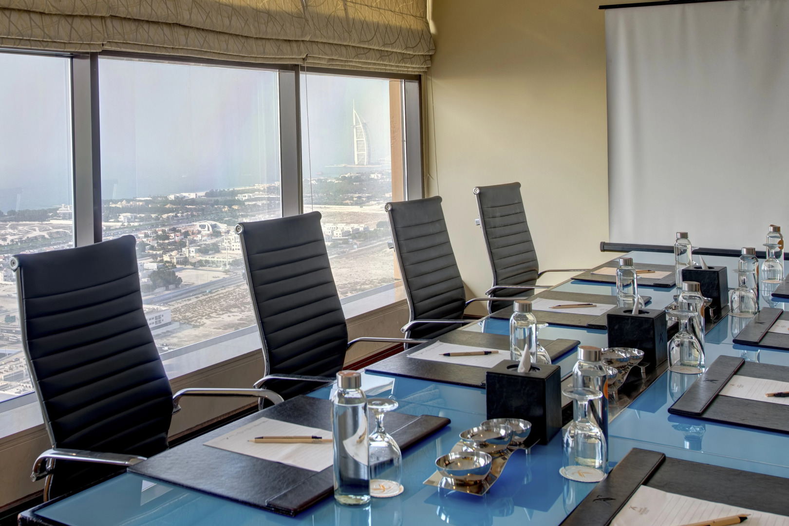 Отель Two Seasons Hotel & Apartments